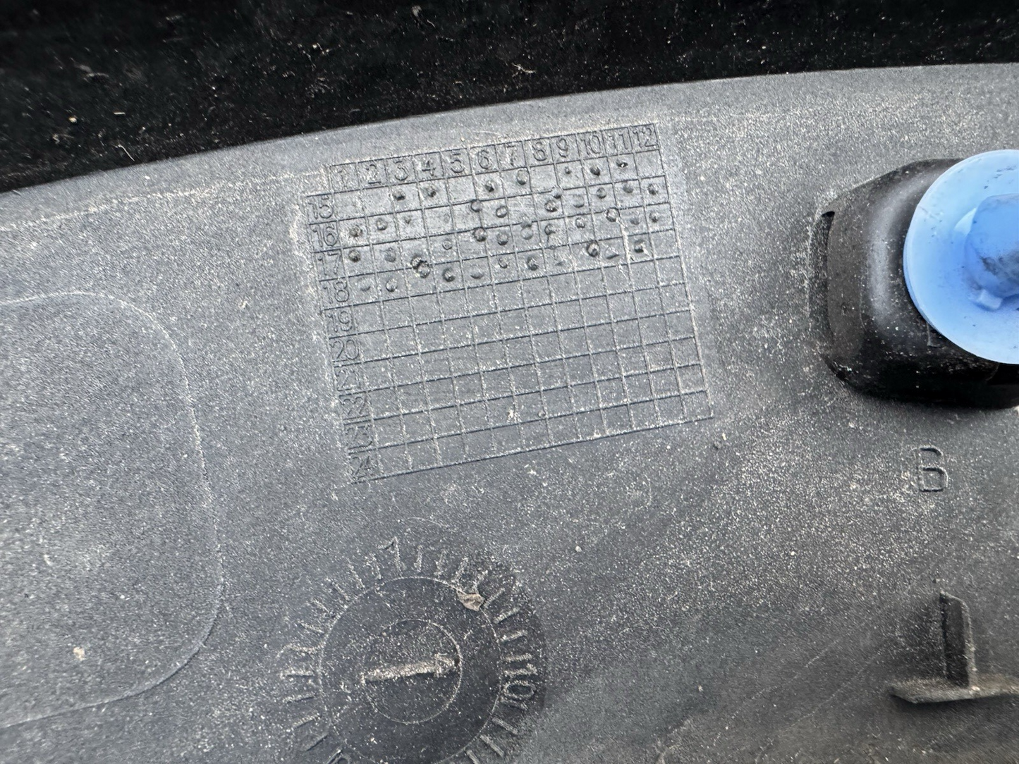 # PEUGEOT 3008 2015 REAR RIGHT DRIVER SIDE WHEEL ARCH TRIM 9825289077