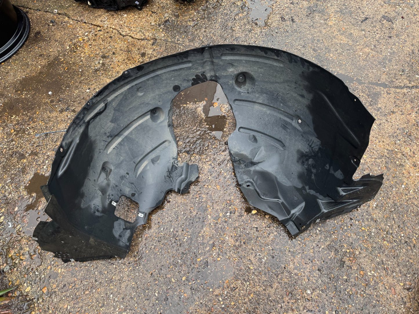 AUDI Q6 E-TRON 2024 - ONWARDS PASSENGER FRONT LEFT ARCH LINER 85H821171F