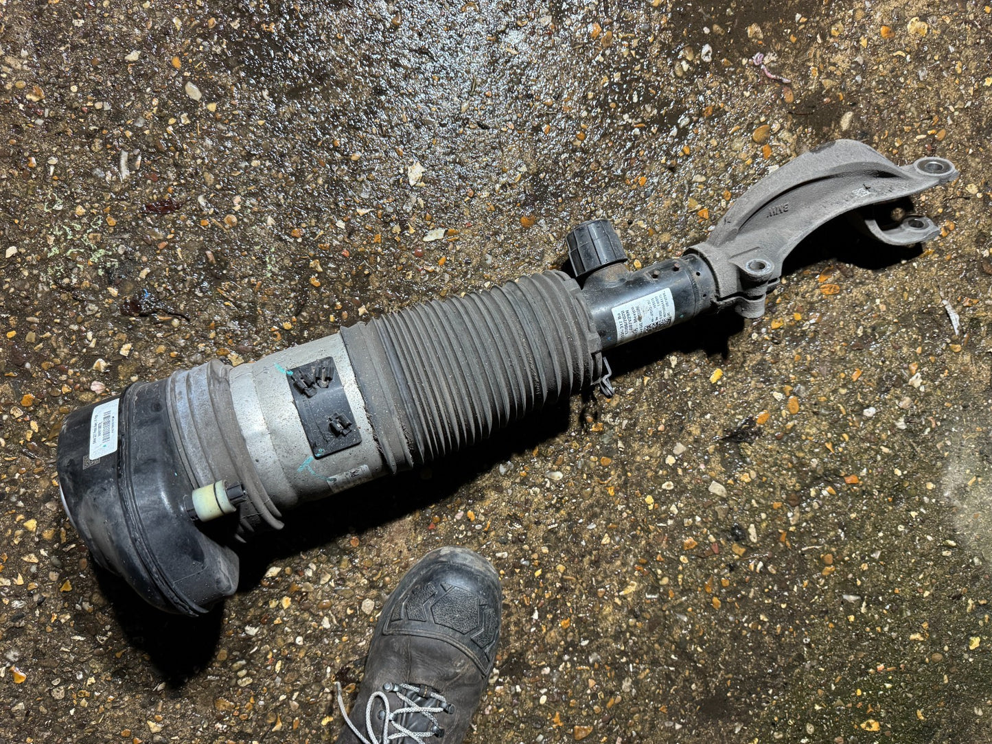 BMW X7 G07 2020 FRONT AIR SUSPENSION SHOCK LEFT HH-AF0113-317