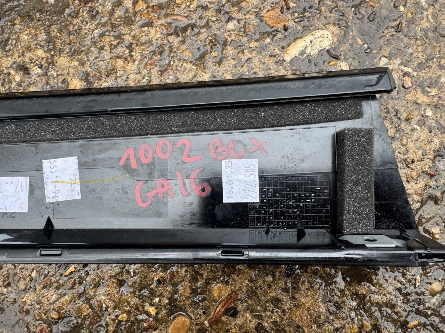 Peugeot 208 II 2020 Front right front door glass trim 9824676080 ZVG87351