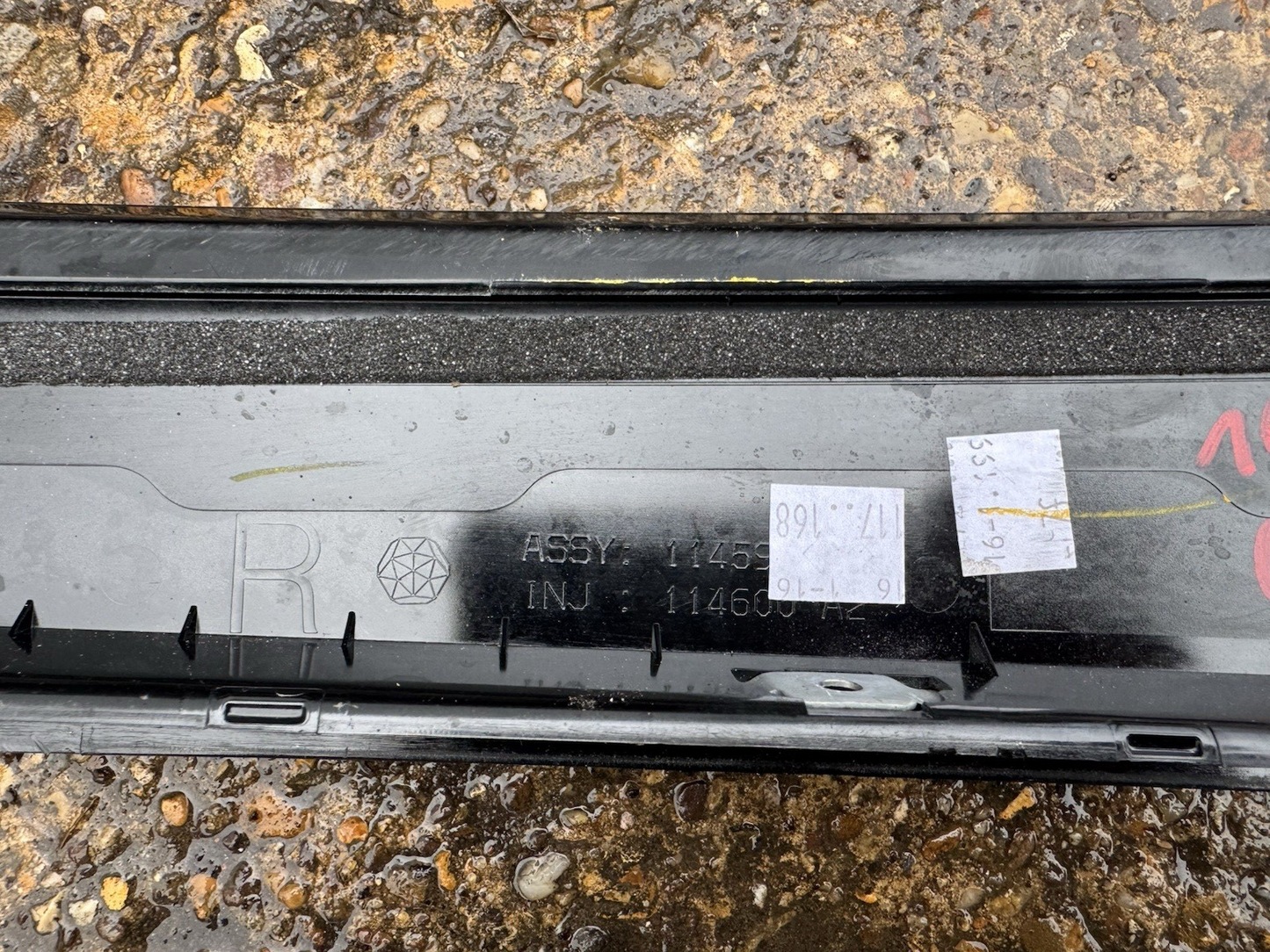 Peugeot 208 II 2020 Front right front door glass trim 9824676080 ZVG87351