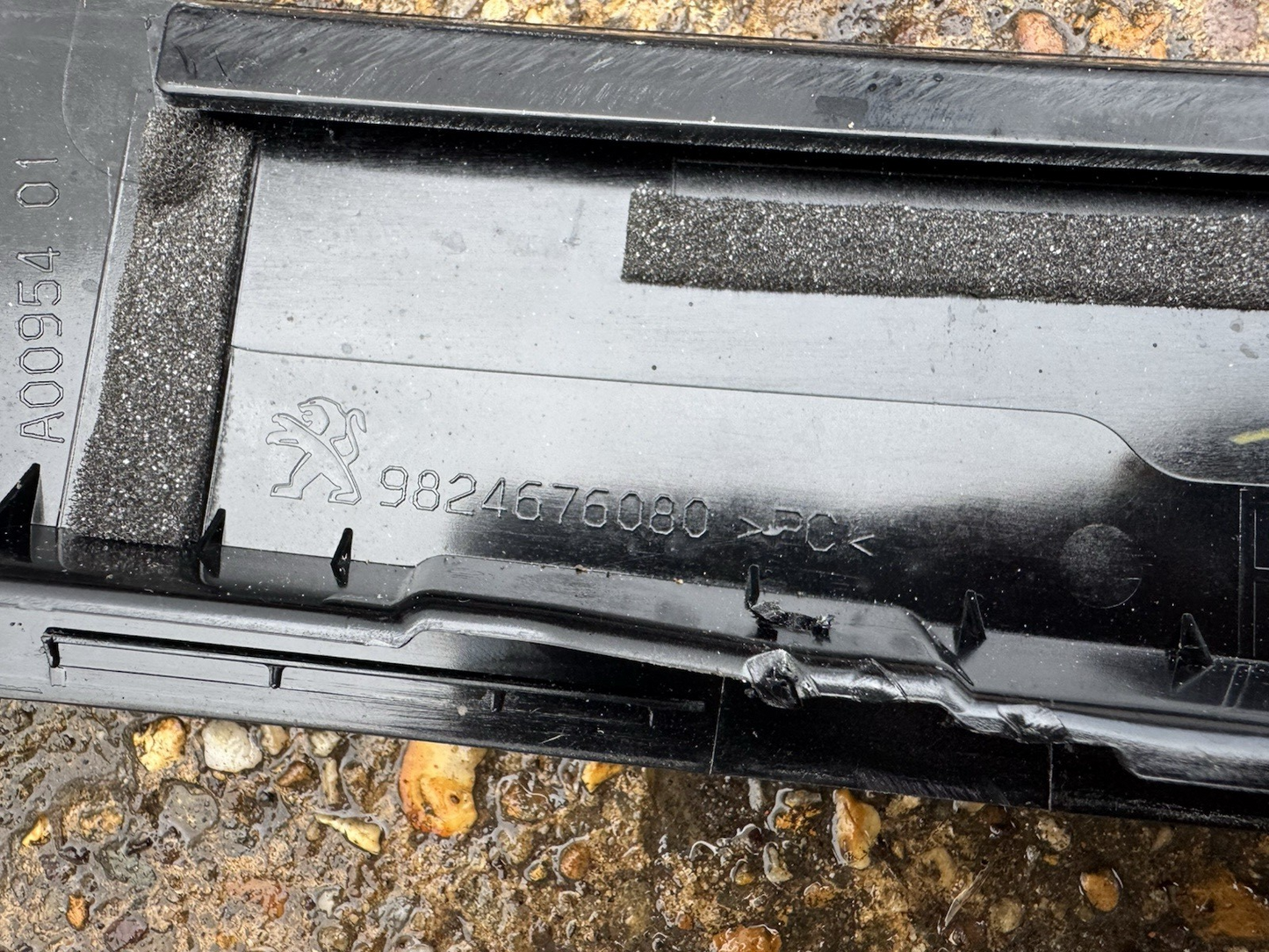 Peugeot 208 II 2020 Front right front door glass trim 9824676080 ZVG87351