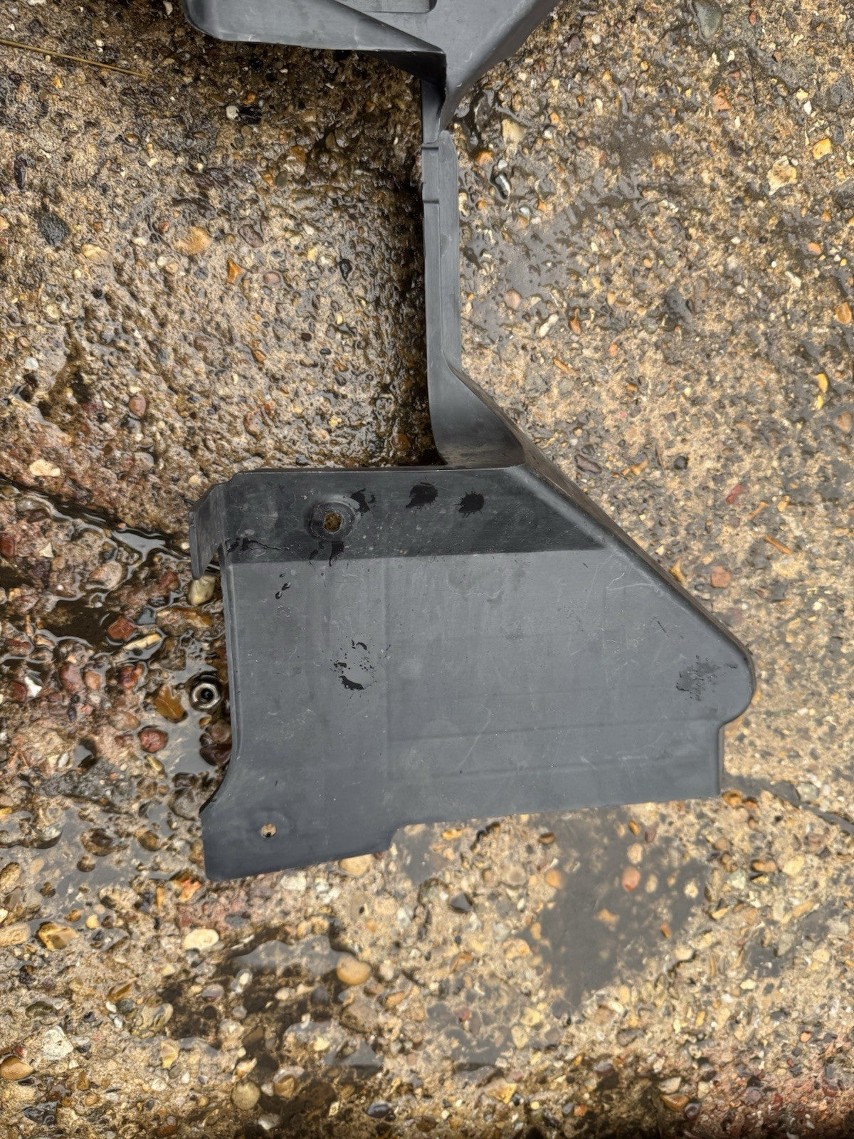 MG ZS 2021-2023 AIR GUIDE FRONT RIGHT DRIVER SIDE 10740115