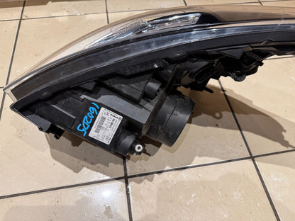 Renault Trafic III 2021 Headlight Right Driver Side RHD 260105172R DAMAGED