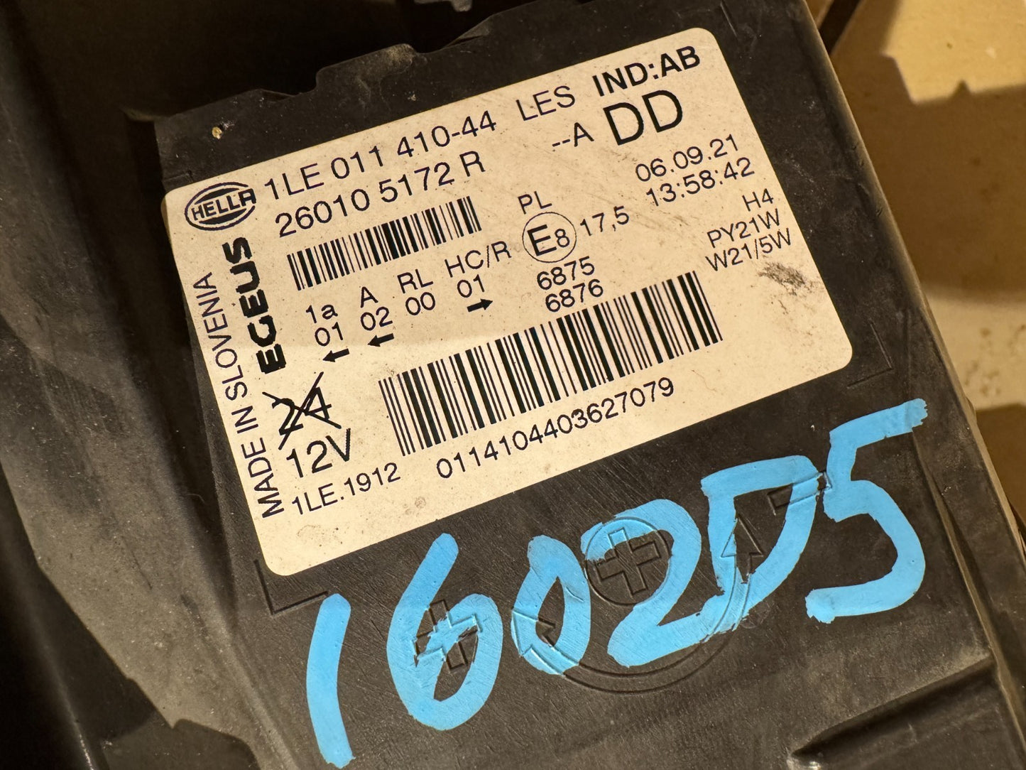 Renault Trafic III 2021 Headlight Right Driver Side RHD 260105172R DAMAGED