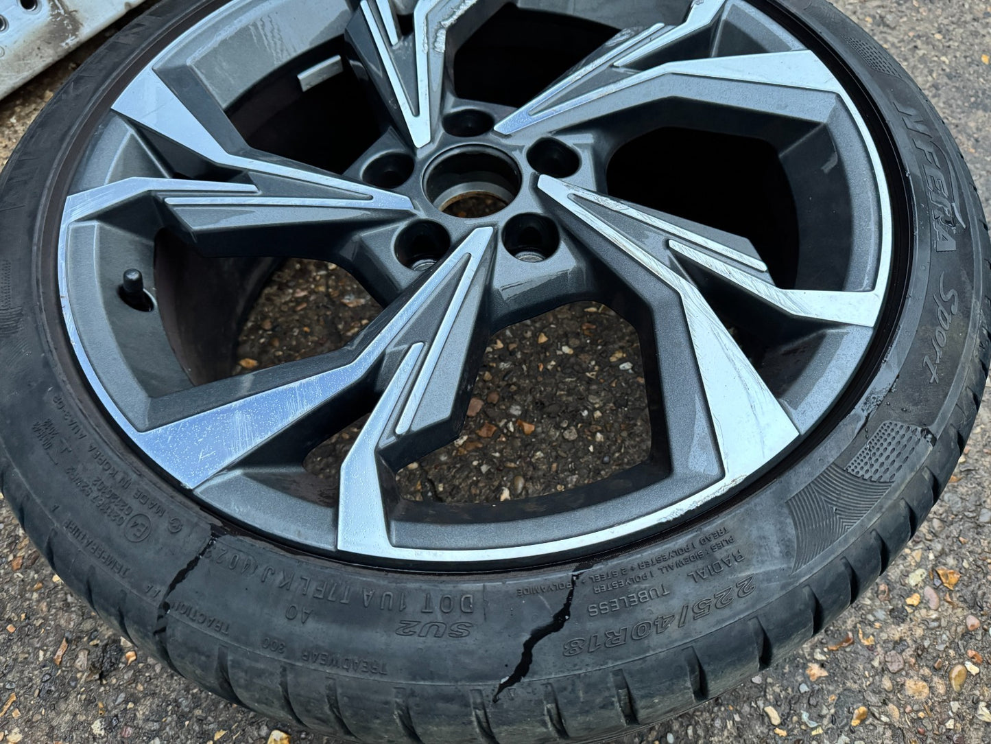 1x Genuine Audi A3 8Y 18" Diamond Cut Alloy Wheel 8Jx18 8Y0601025H DAMAGED