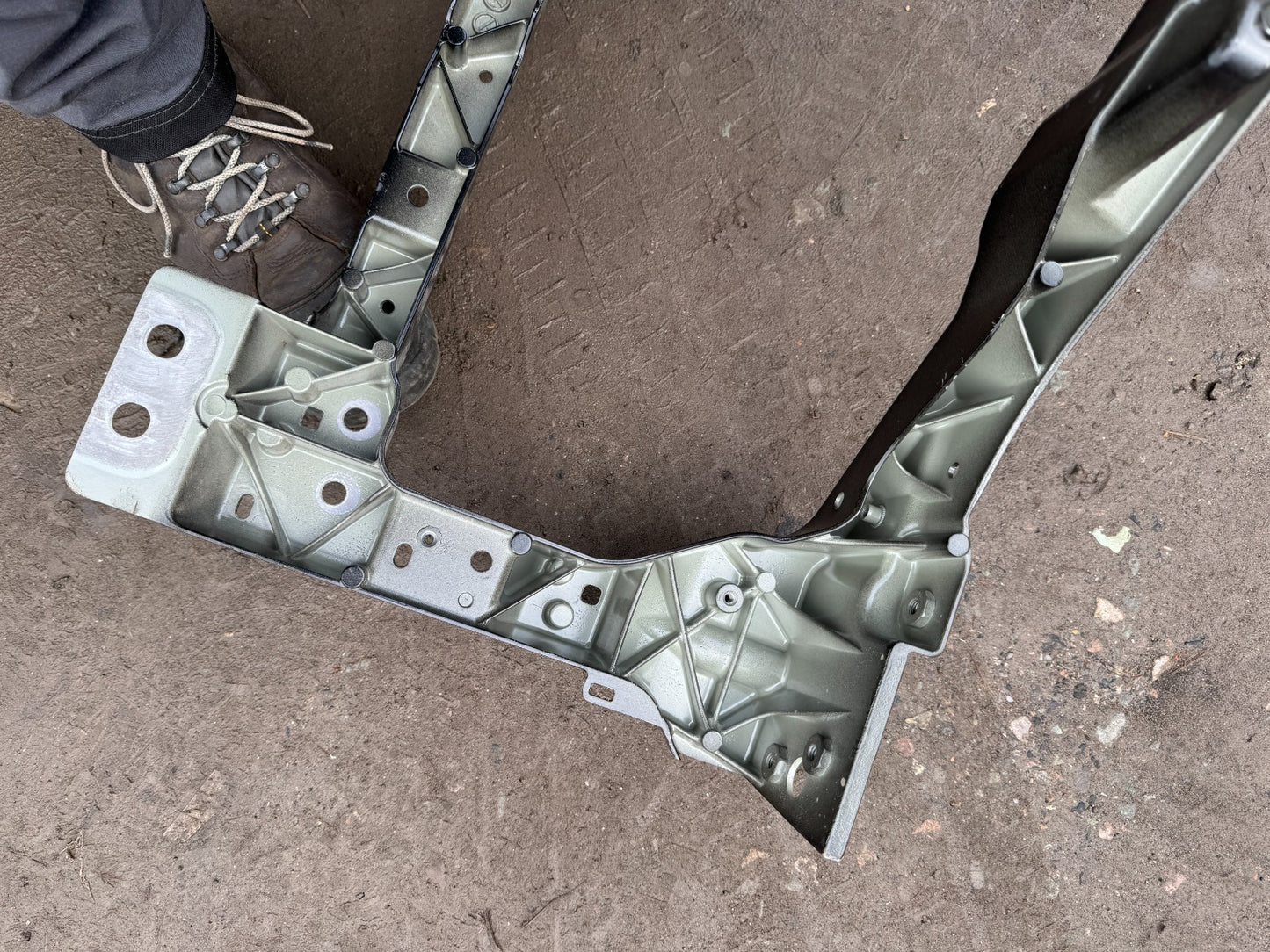 RANGE ROVER SPORT SVR 22-ON HEADLIGHT BRACKET LEFT