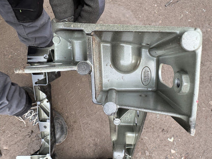 RANGE ROVER SPORT SVR 22-ON HEADLIGHT BRACKET LEFT