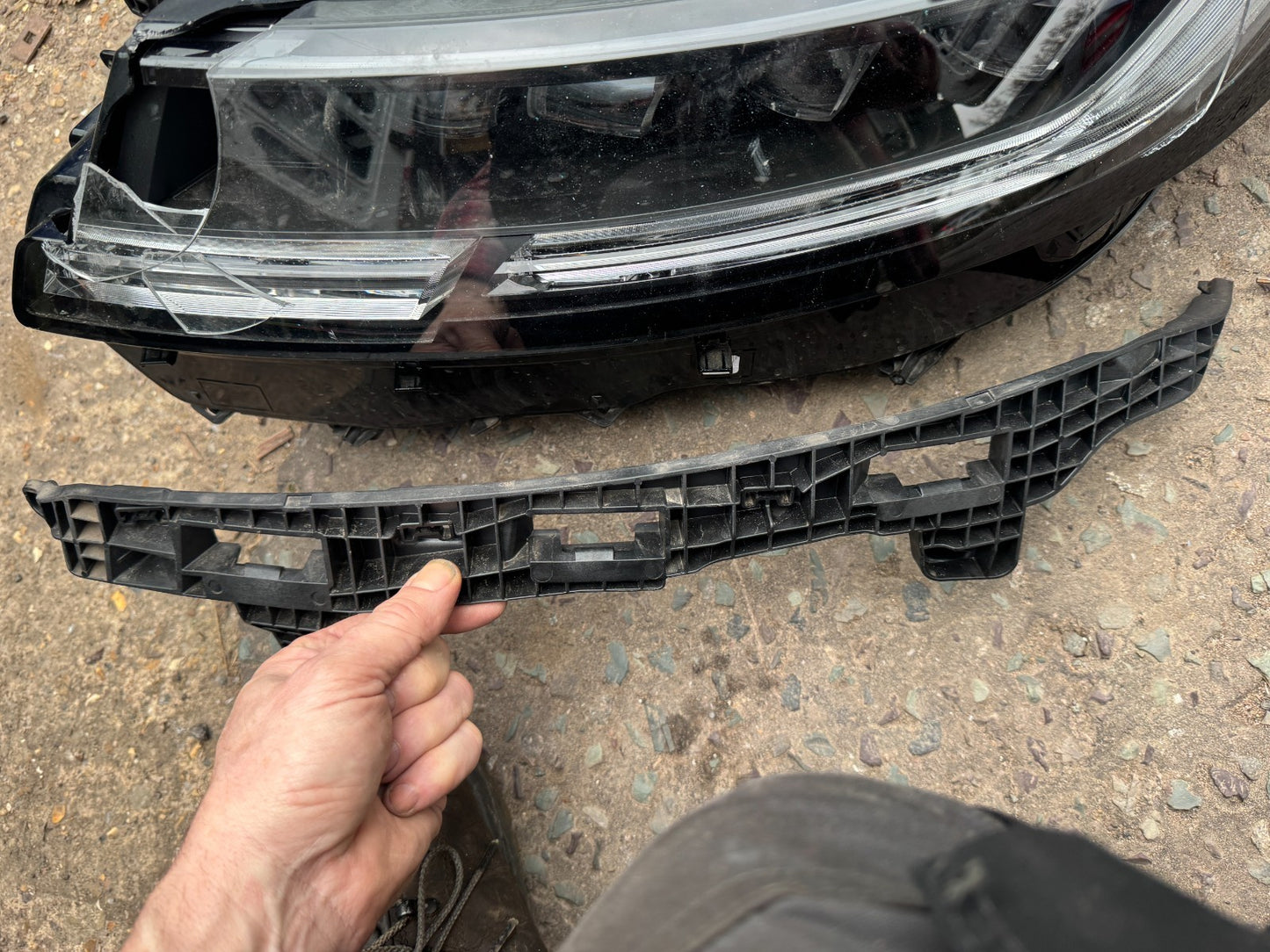 Land Rover Range Rover Sport L461 2024 headlight headlamp mounting bracket