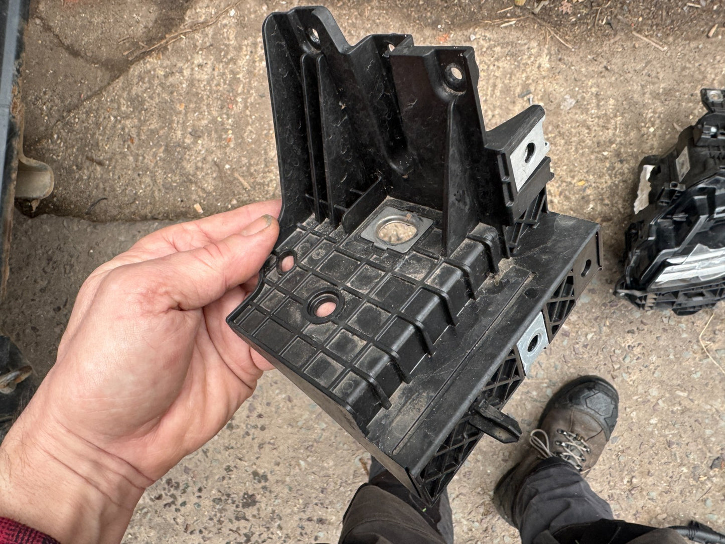 GENUINE RANGE ROVER SPORT L461 2022-2024 LEFT LH HEADLIGHT LOWER LUG