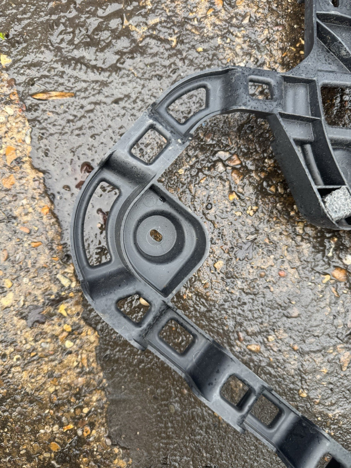 VW PASSAT B8 BUMPER MOUNT BRACKET REAR RIGHT SIDE 2015-2019 3G9807376