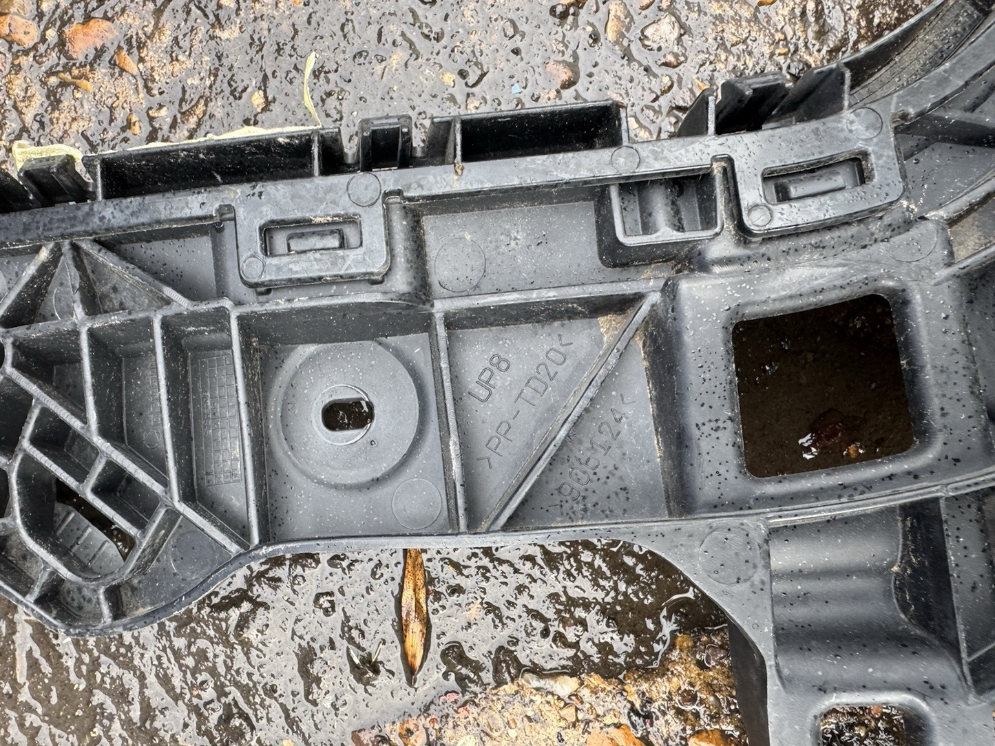 VW PASSAT B8 BUMPER MOUNT BRACKET REAR RIGHT SIDE 2015-2019 3G9807376