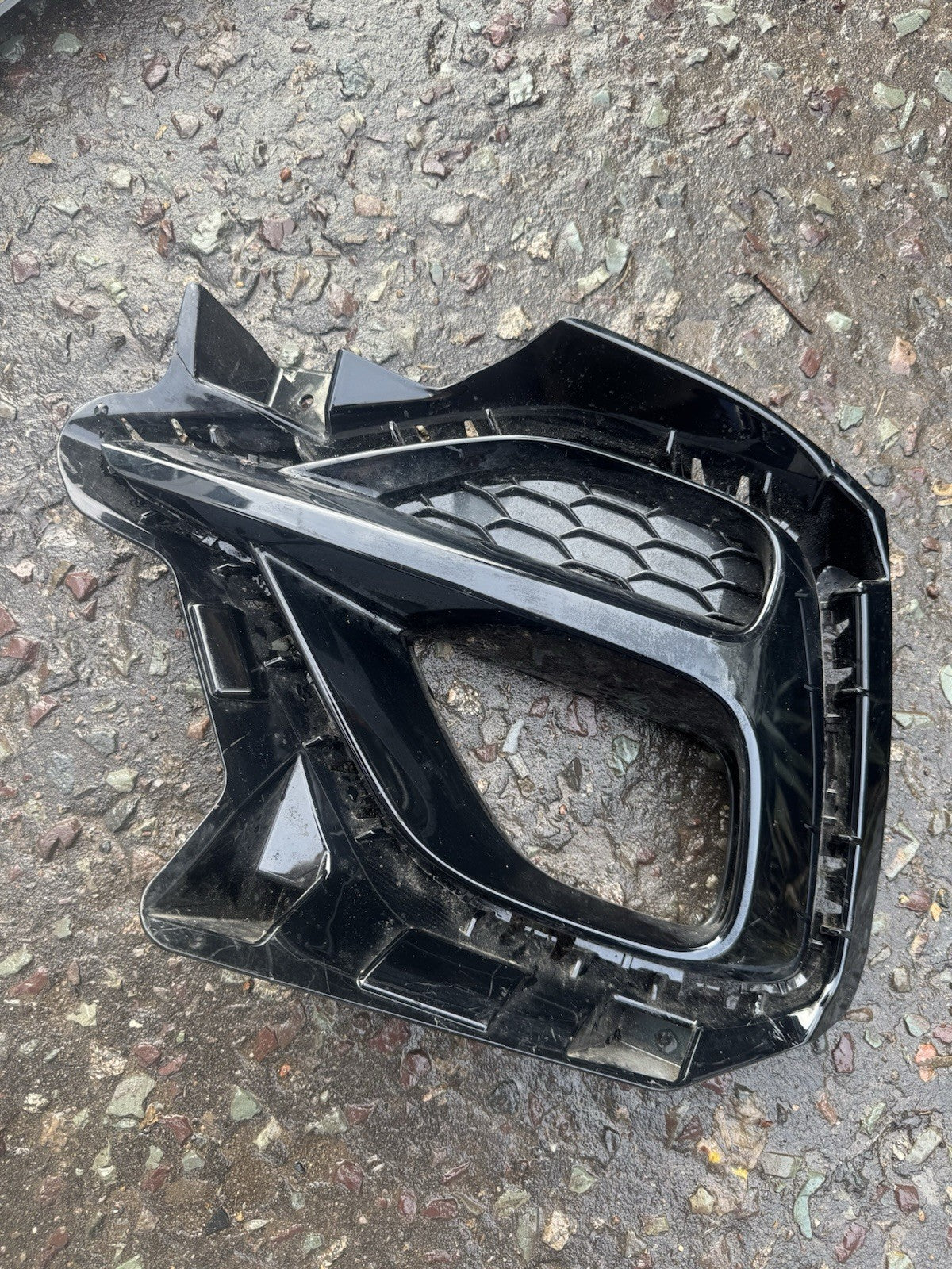 MG ZS FRONT BUMPER FOG LIGHT GRILLE TRIM LEFT PASSENGER SIDE 2022 10694868