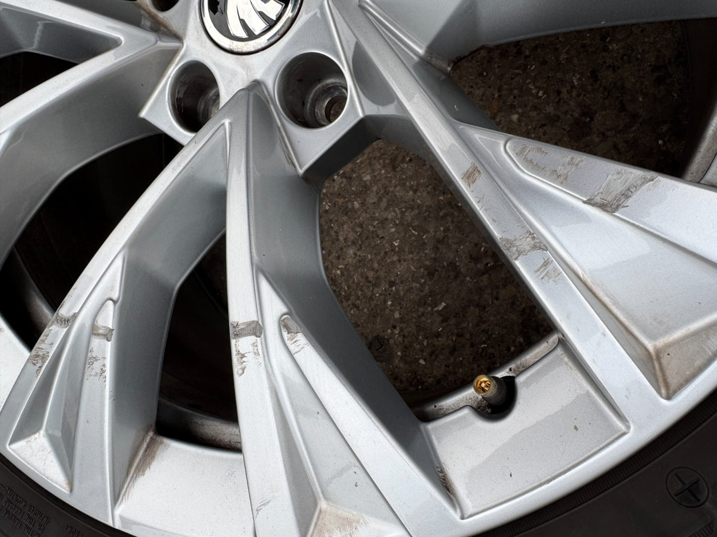 Skoda Superb "Dofida" 18-inch 8J alloy wheel SCRATCHED 3P0601025H