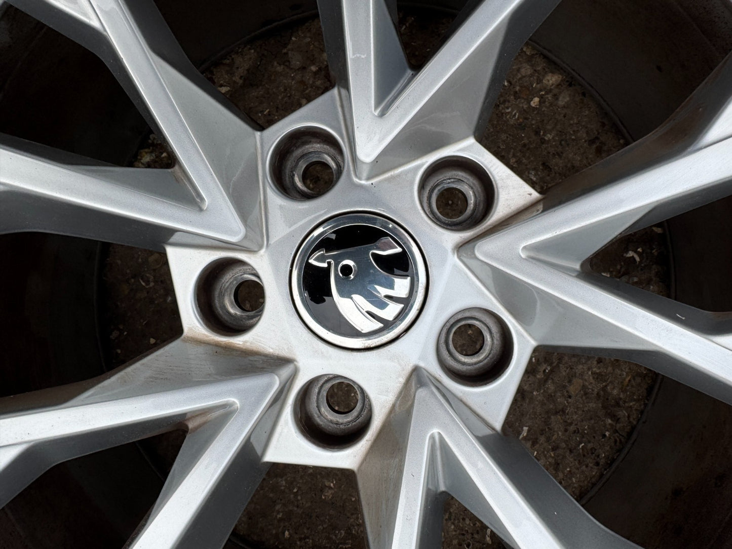 Skoda Superb "Dofida" 18-inch 8J alloy wheel SCRATCHED 3P0601025H