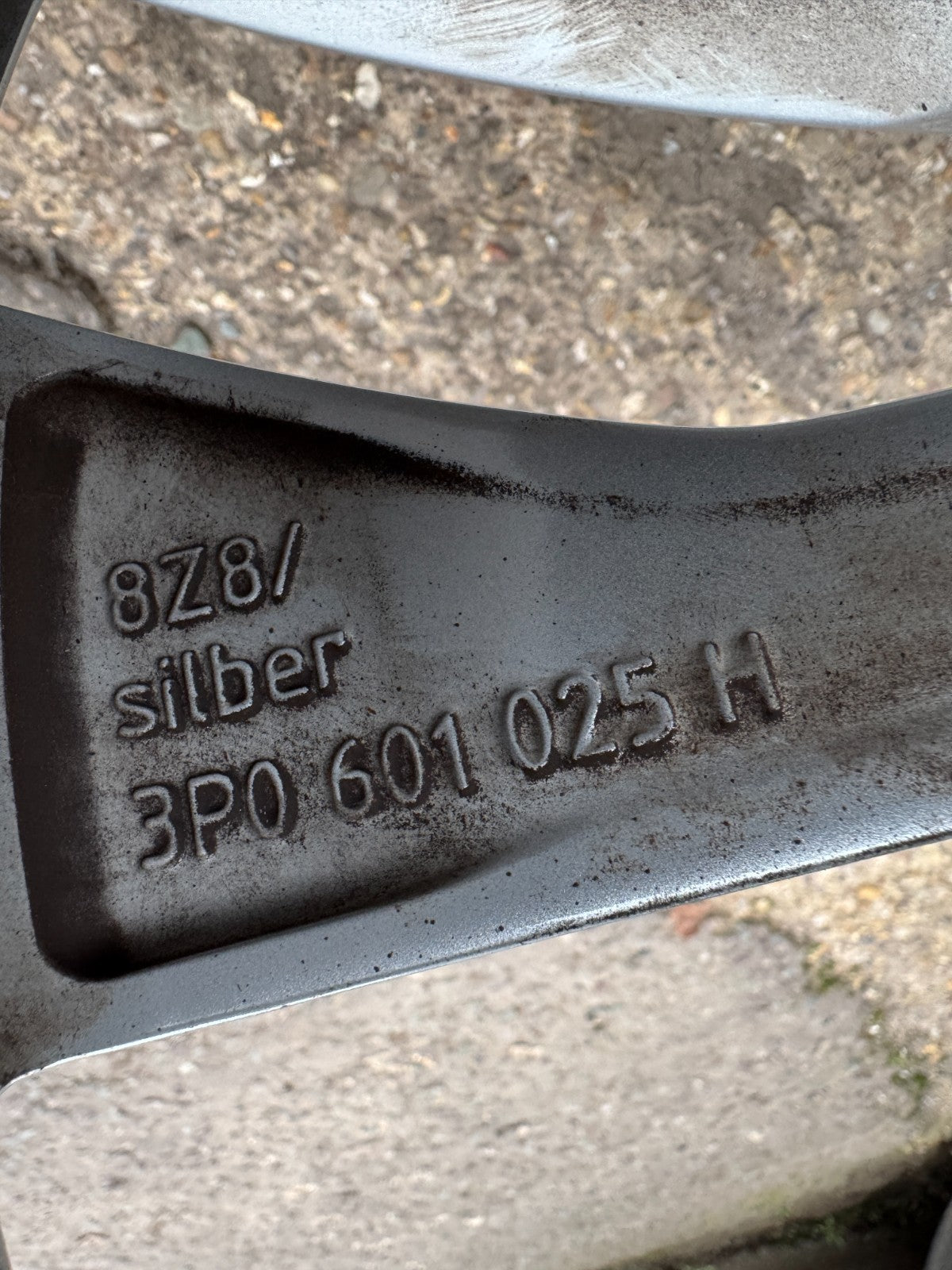Skoda Superb "Dofida" 18-inch 8J alloy wheel SCRATCHED 3P0601025H