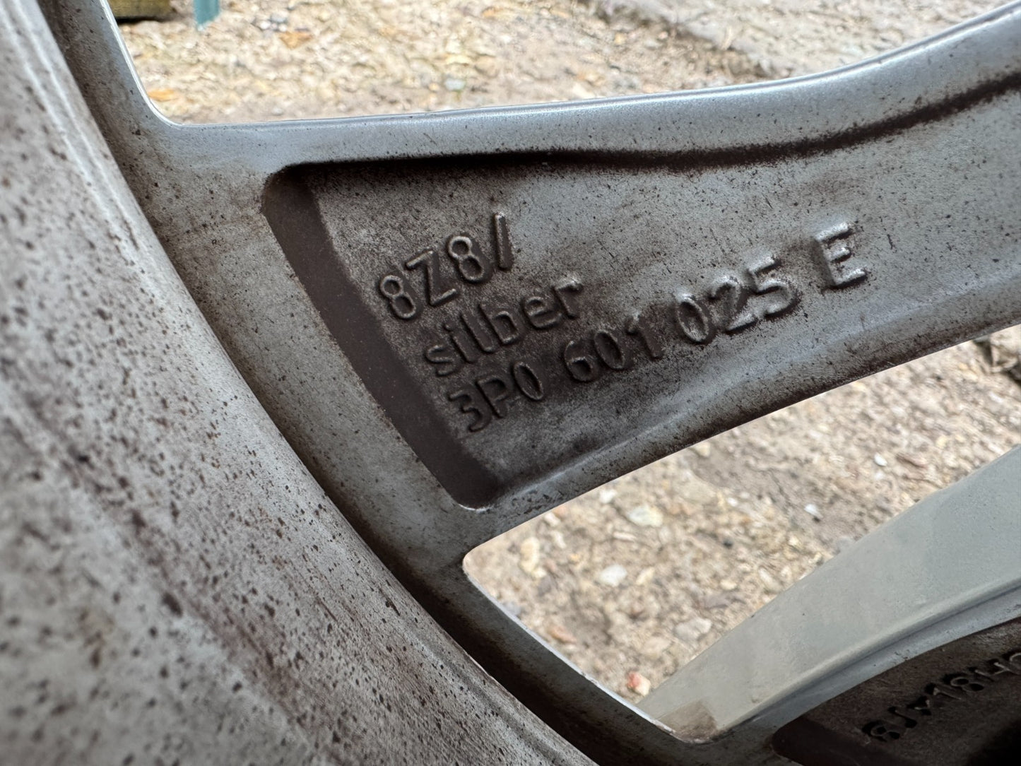 Skoda Superb "Dofida" 18-inch 8J alloy wheel SCRATCHED 3P0601025H
