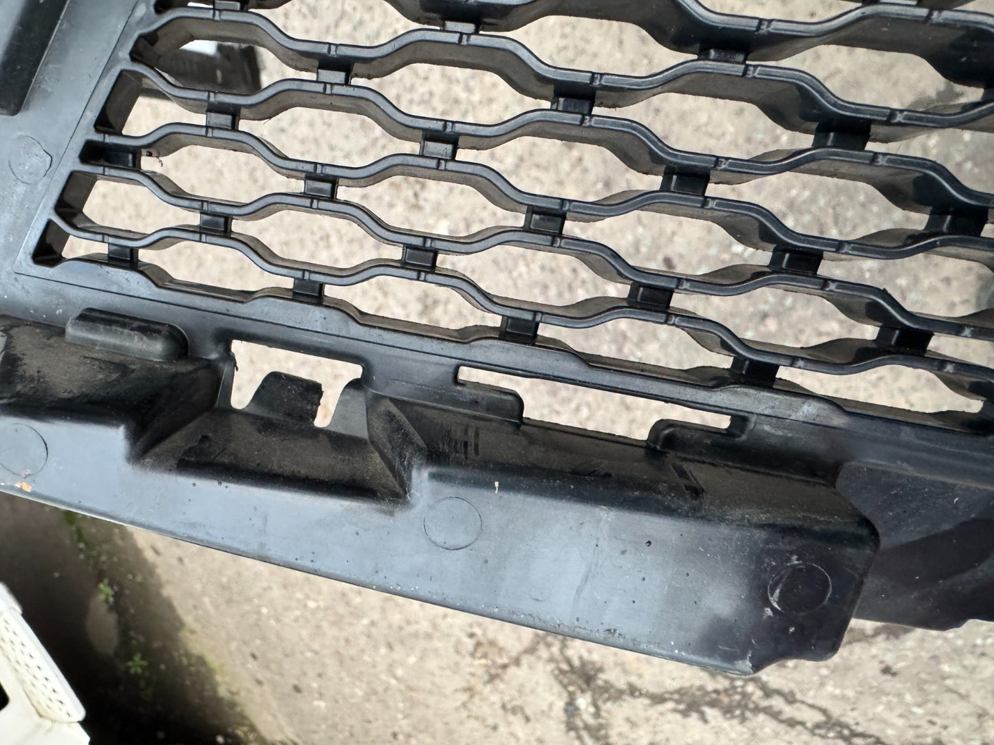 2025 Land Rover Range Rover Velar L560 Front Bumper Grille M8A2-17H750