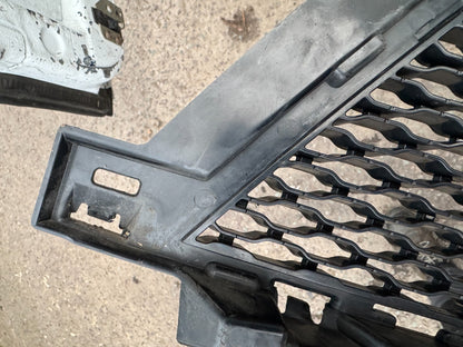 2025 Land Rover Range Rover Velar L560 Front Bumper Grille M8A2-17H750