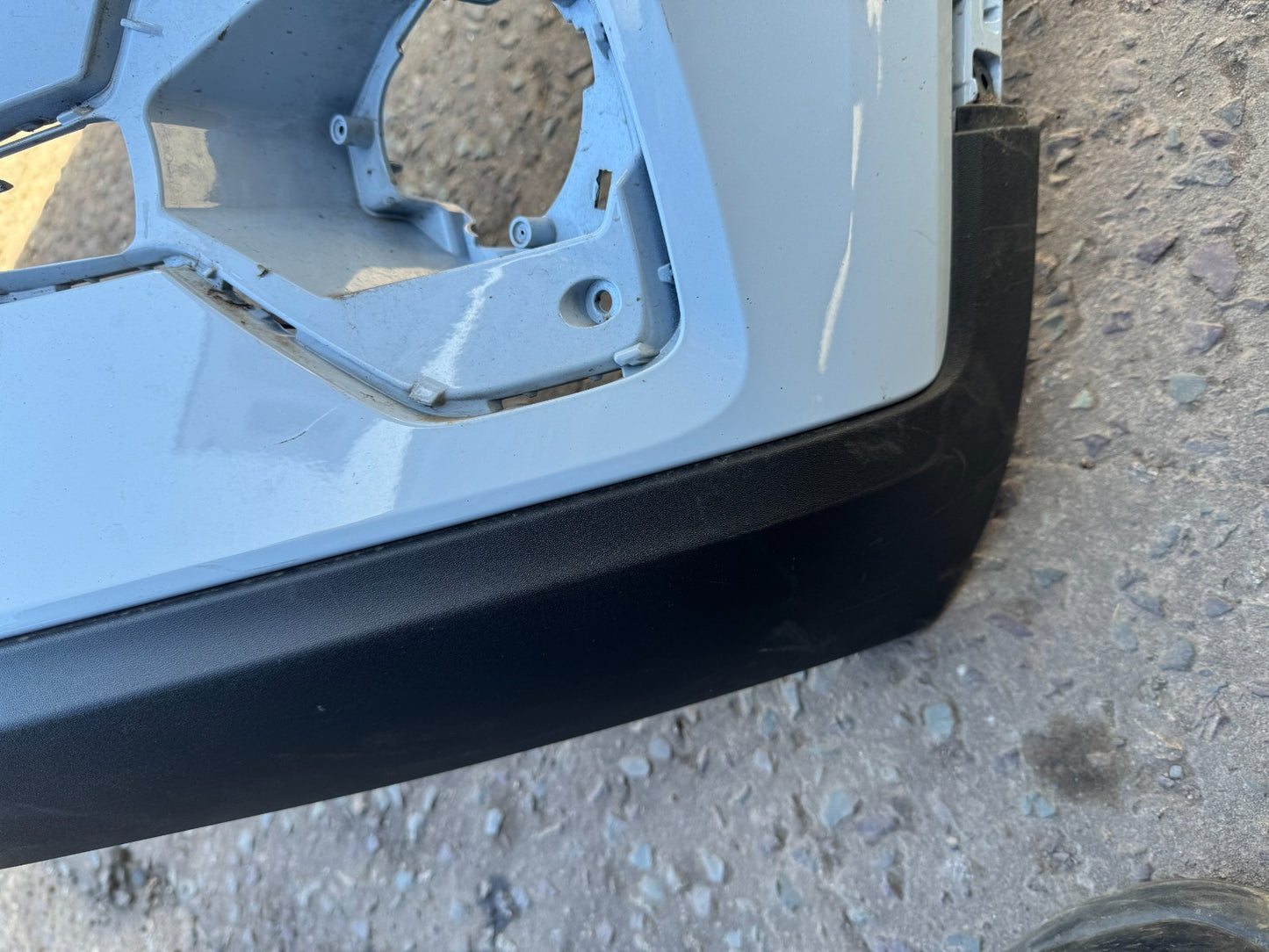 VOLVO XC40 2022-ON FACELIFT GENUINE FRONT BUMPER & LOWER 31690933 32136097