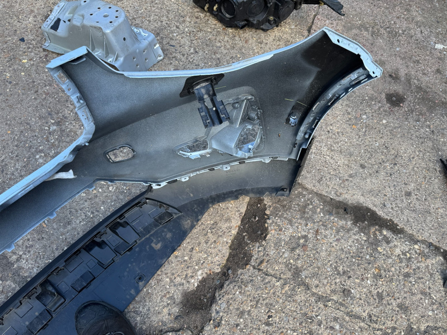 VOLVO XC40 2022-ON FACELIFT GENUINE FRONT BUMPER & LOWER 31690933 32136097