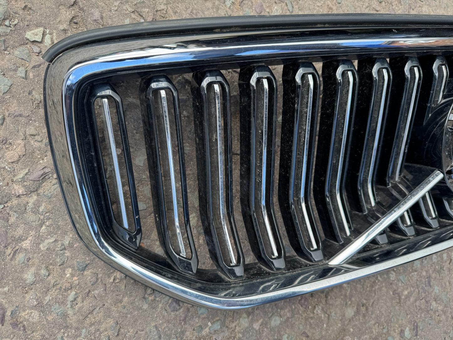 2026 VOLVO XC40 Radiator Grille 32291463 GENUINE