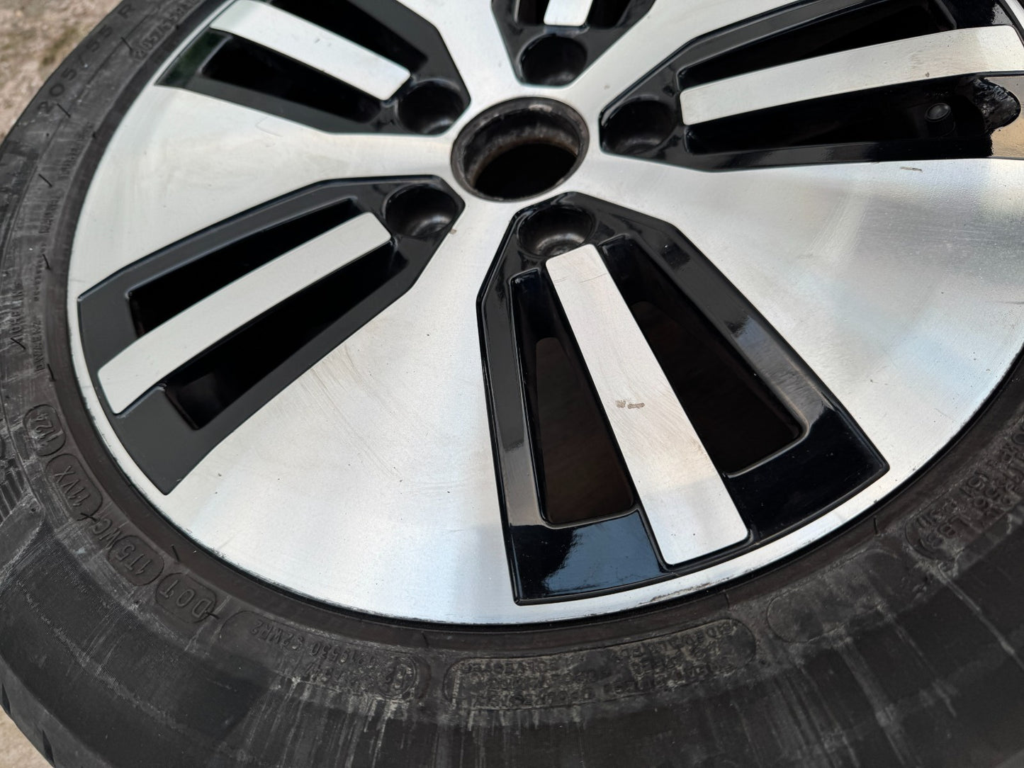 VOLKSWAGEN GOLF 16'' BLACK DIAMOND CUT  ALLOY WHEEL  5GE601025