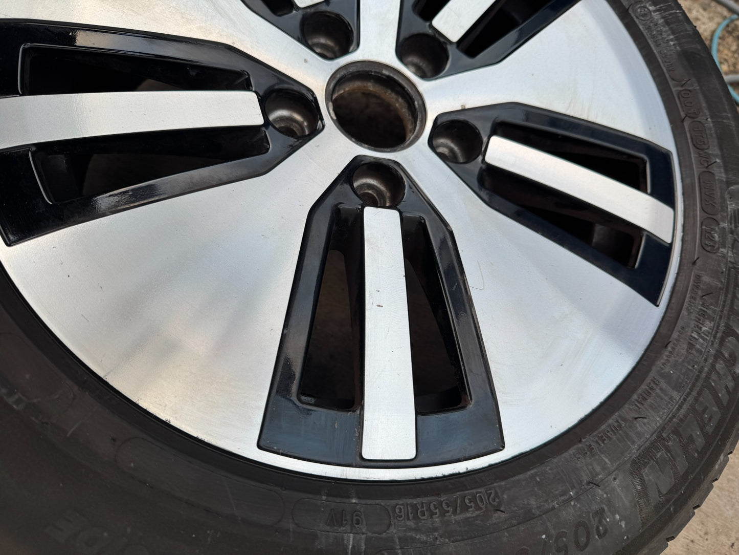 VOLKSWAGEN GOLF 16'' BLACK DIAMOND CUT  ALLOY WHEEL  5GE601025