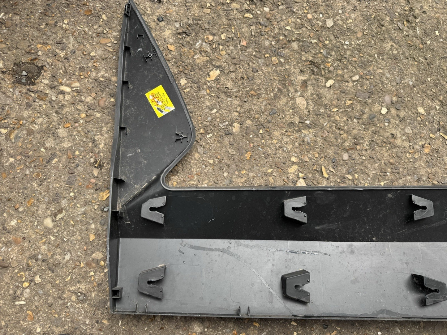 Hyundai Kona Front Door Molding Trim Right 2022on SUV 87724-BE010 87724BE010