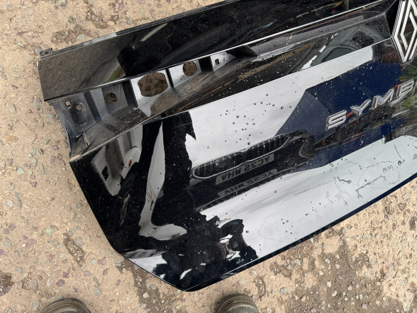 TAIL GATE PLASTIC LID REAR RENAULT SYMBIOZ 901523680R DAMAGED
