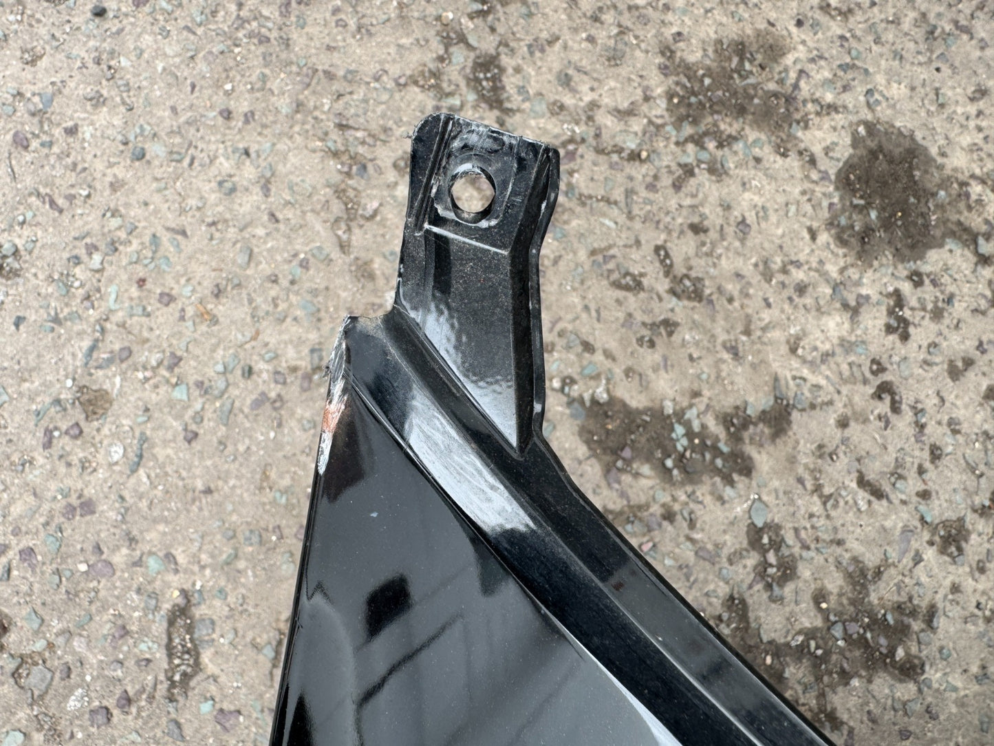 TAIL GATE PLASTIC LID REAR RENAULT SYMBIOZ 901523680R DAMAGED