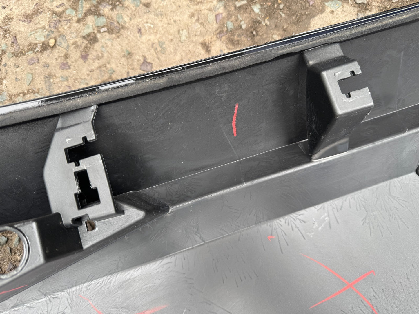 TAIL GATE PLASTIC LID REAR RENAULT SYMBIOZ 901523680R DAMAGED