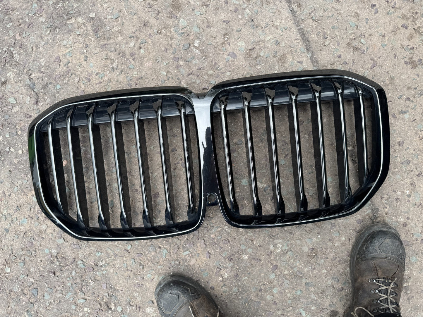 BMW X7 FRONT GRILL G07 8094566 GENUINE BMW DARK CHROME - CAMERA HOLE