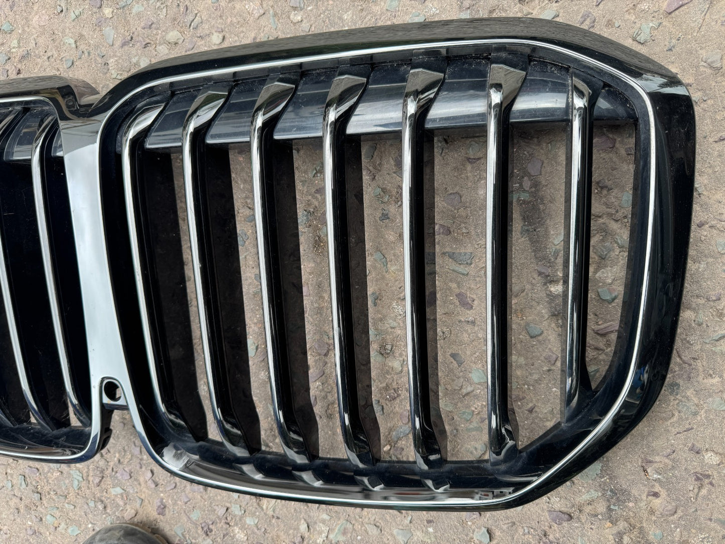 BMW X7 FRONT GRILL G07 8094566 GENUINE BMW DARK CHROME - CAMERA HOLE