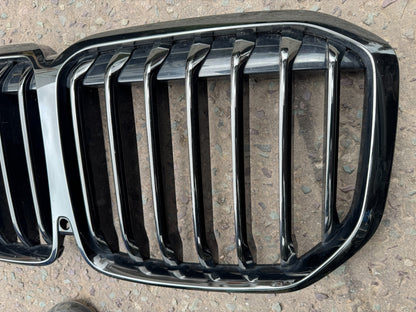 BMW X7 FRONT GRILL G07 8094566 GENUINE BMW DARK CHROME - CAMERA HOLE