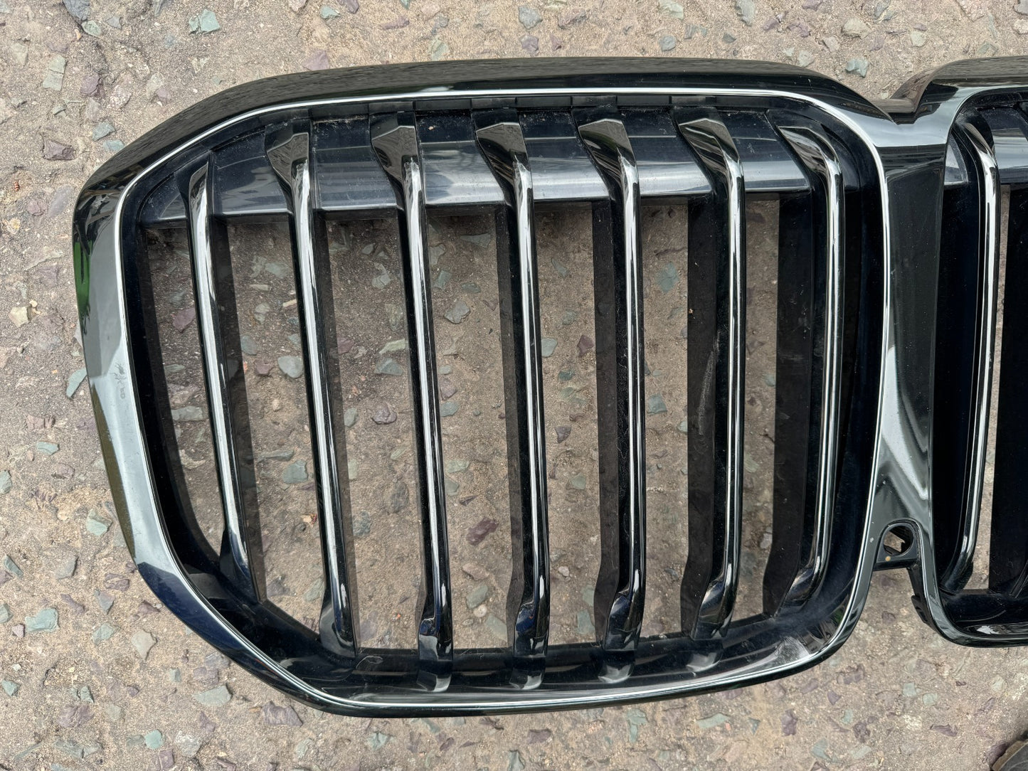 BMW X7 FRONT GRILL G07 8094566 GENUINE BMW DARK CHROME - CAMERA HOLE