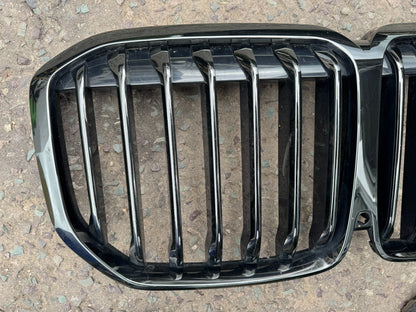 BMW X7 FRONT GRILL G07 8094566 GENUINE BMW DARK CHROME - CAMERA HOLE