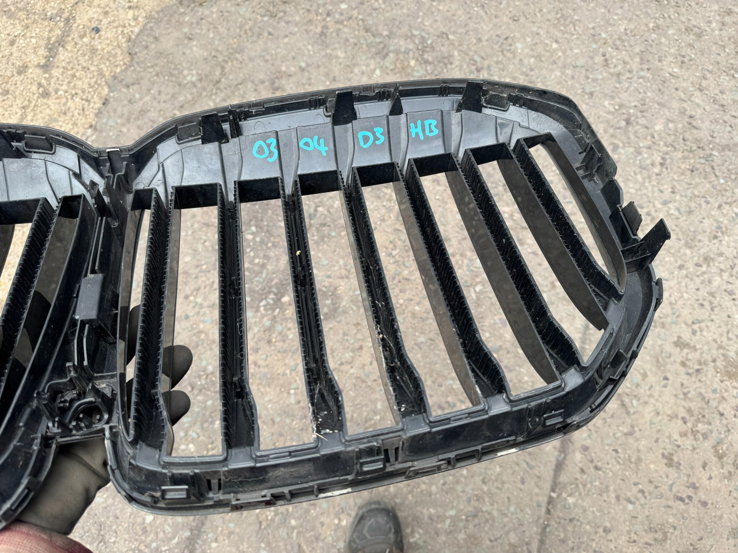 BMW X7 FRONT GRILL G07 8094566 GENUINE BMW DARK CHROME - CAMERA HOLE