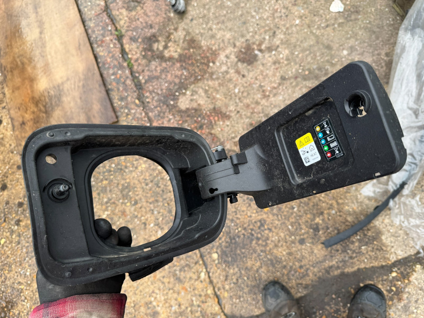 2024 BMW i4 G26 EV HOUSING FUEL FILLER FLAP 142904-10