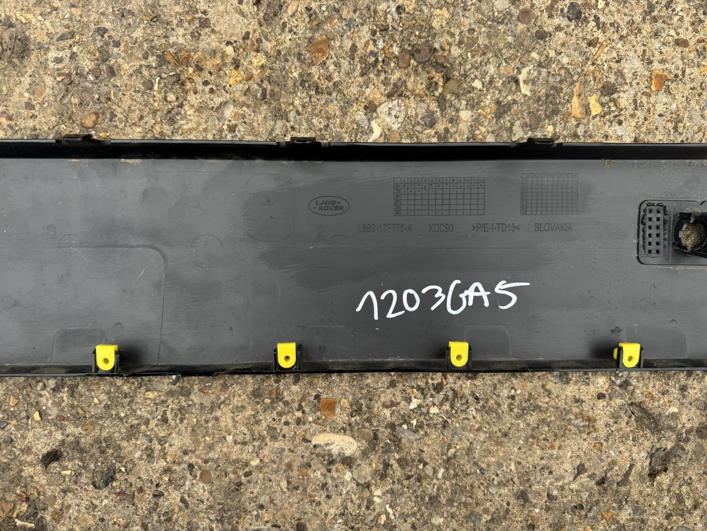 Land Rover Defender front bumper centre grill L663 Genuine L8B2-17F775-A