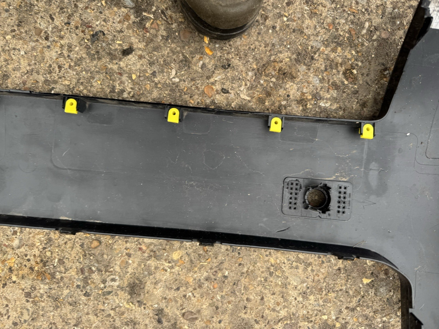 Land Rover Defender front bumper centre grill L663 Genuine L8B2-17F775-A