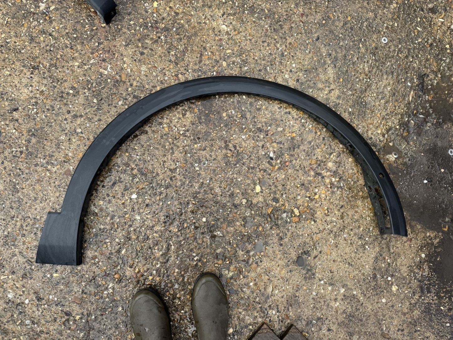 R2KB-16D238-A FORD EXPLORER 2022-on moulding for fender right front