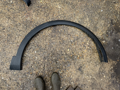 R2KB-16D238-A FORD EXPLORER 2022-on moulding for fender right front