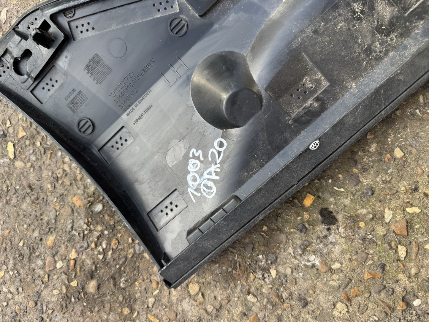 VOLVO XC40 REAR LEFT DOOR LOWER MOLDING 31448318