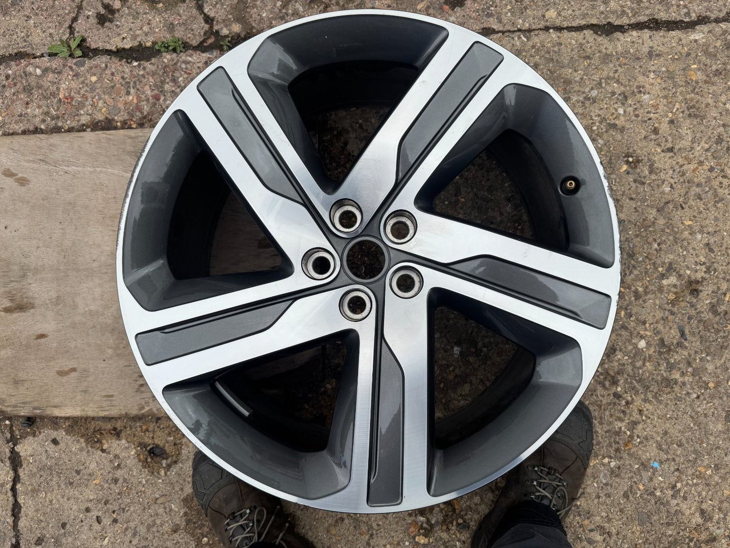 22" LAND ROVER DISCOVERY 5 GENUINE ALLOY WHEEL KERB SCUFFED