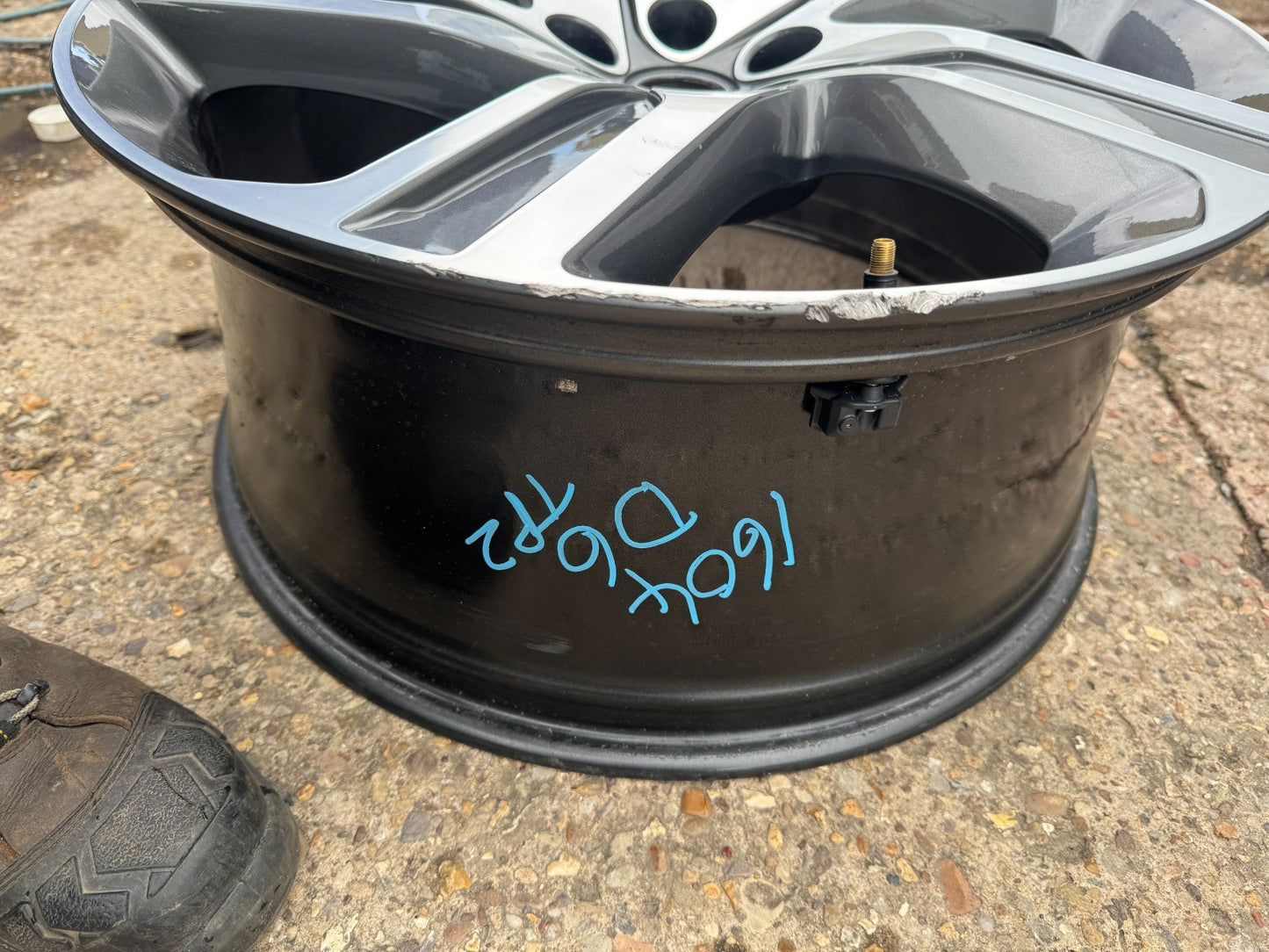 22" LAND ROVER DISCOVERY 5 GENUINE ALLOY WHEEL KERB SCUFFED