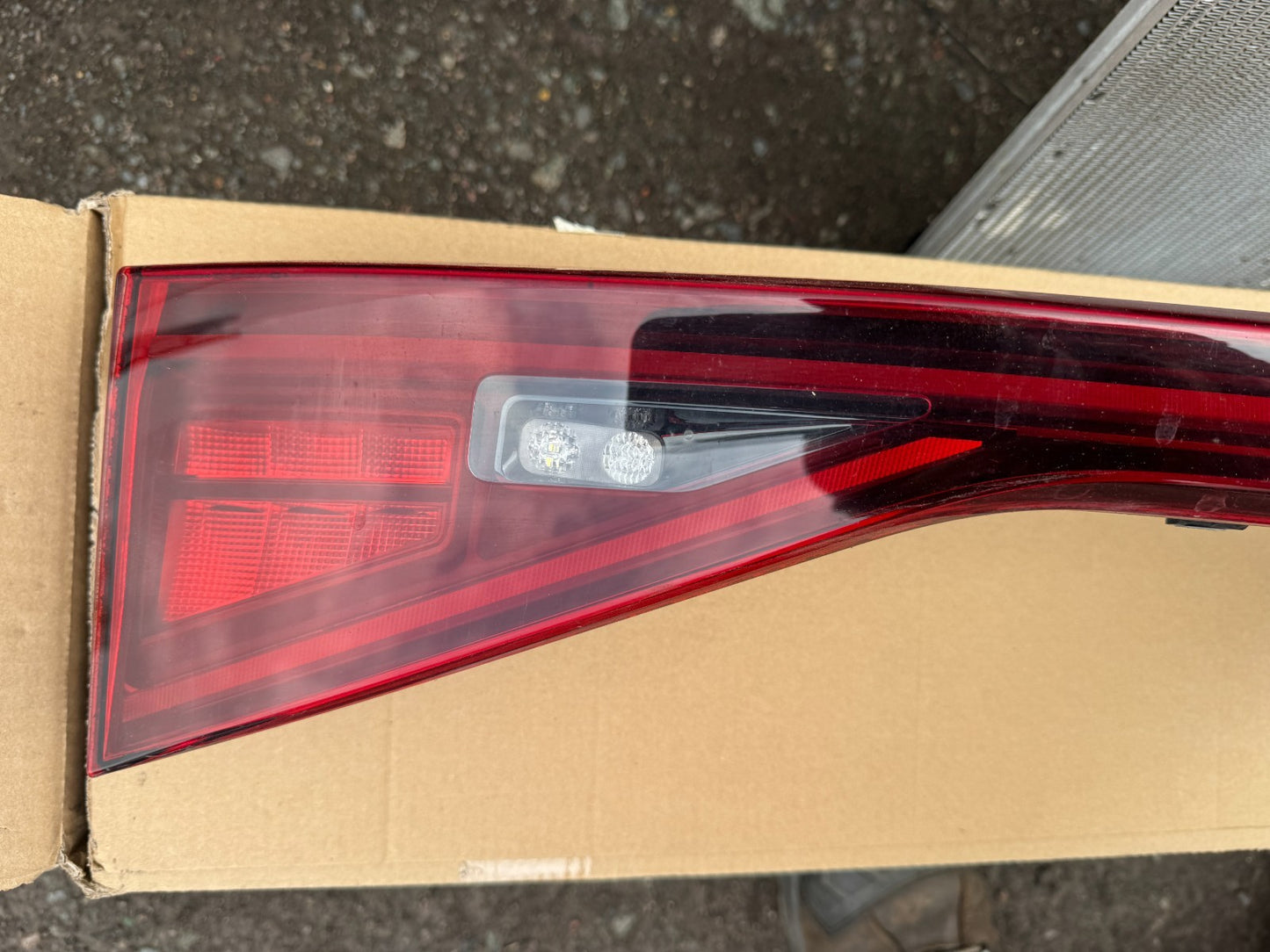 CUPRA Formentor 20- RHD centre LED tail light with fog (rear) 5FF945307C