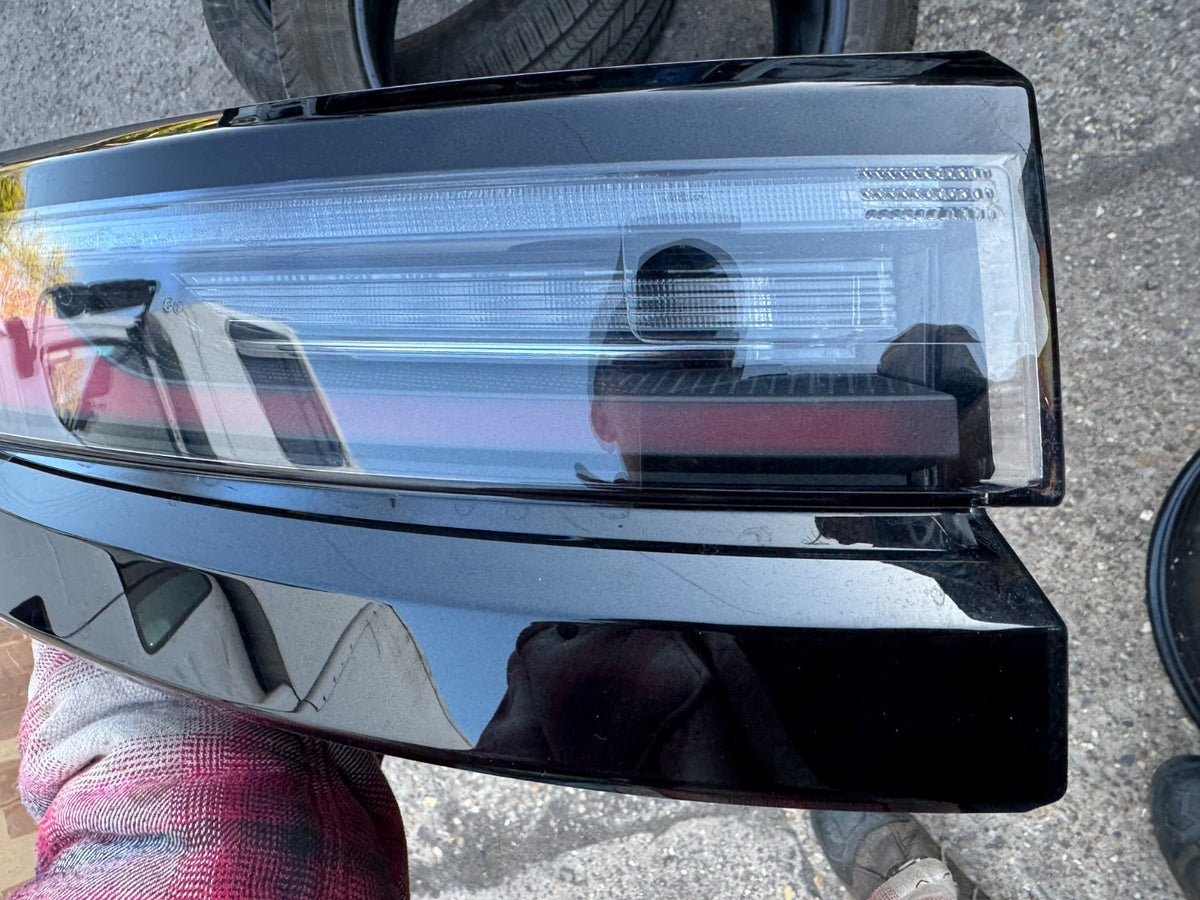 GENUINE RANGE ROVER VELAR L560 2025 LEFT REAR LIGHT-N8A2-13405-AD EXCELLENT