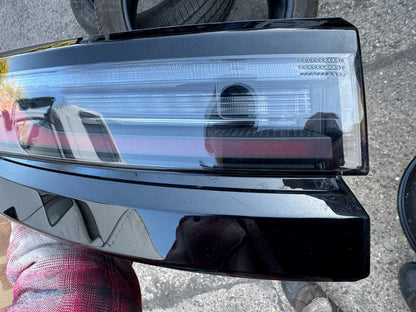 GENUINE RANGE ROVER VELAR L560 2025 LEFT REAR LIGHT-N8A2-13405-AD EXCELLENT