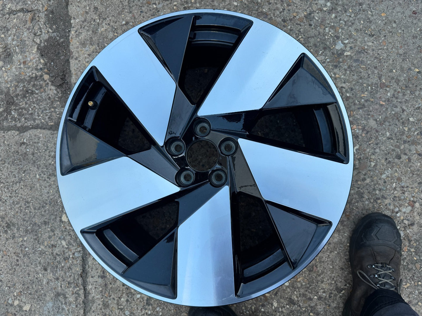 VOLVO C40 DIAMOND CUT 20" ALLOY WHEEL RIM REAR 9.0J 32143630 GENUINE X1
